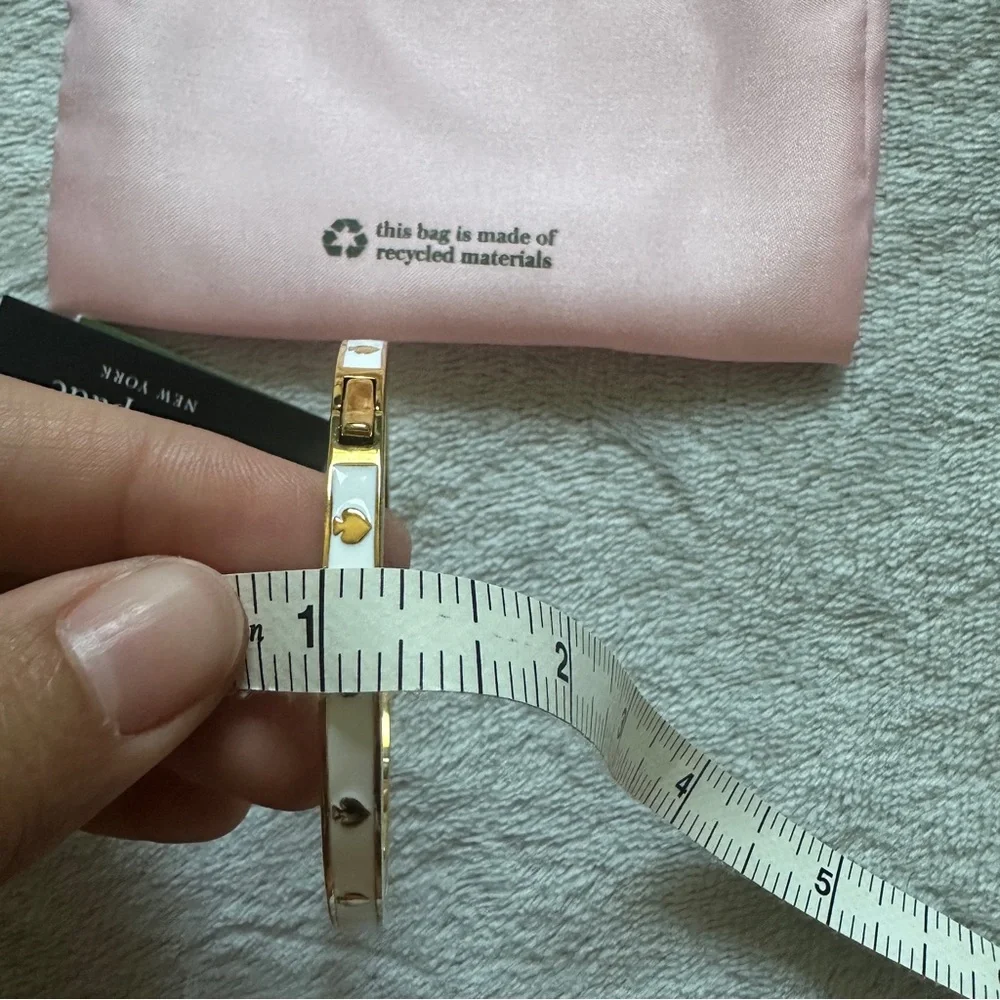 NWT Kate Spade Spot The Spade Clasp Bangle Bracelet Gold/White‎